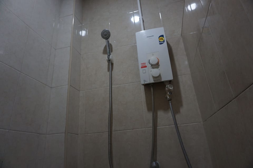Standard Double Room | Bathroom shower