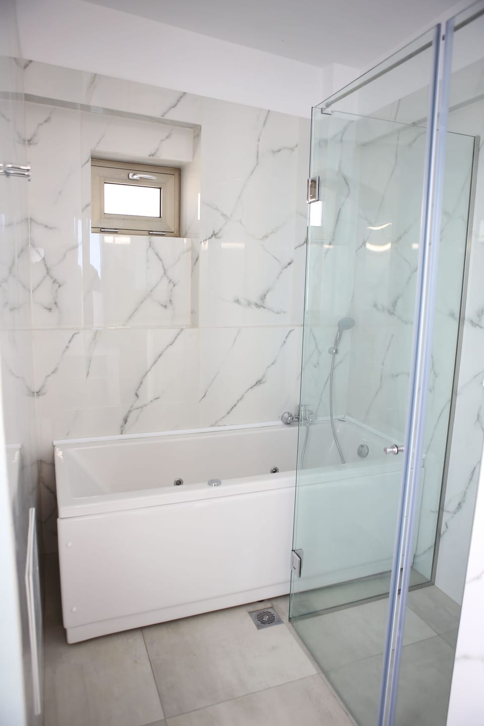 Luxury Double Room, 1 Queen Bed, Sea View | Bathroom | Jetted tub, hydromassage showerhead, free toiletries, hair dryer
