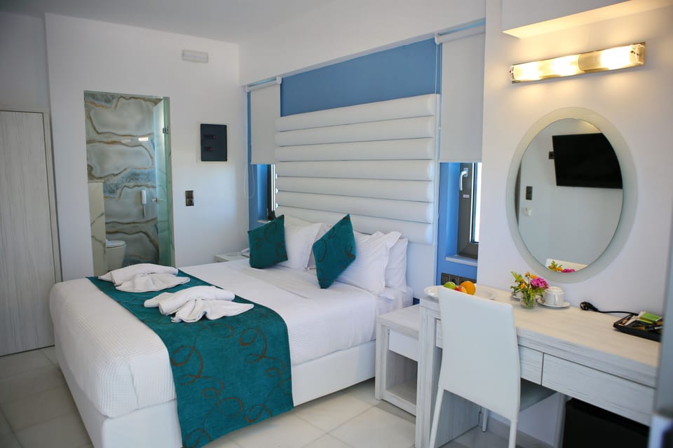 Luxury Double Room, 1 Queen Bed, Sea View | In-room safe, desk, soundproofing, iron/ironing board
