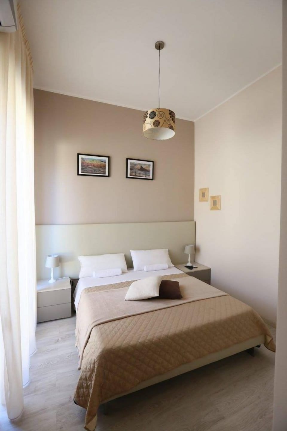 Double Room, 1 King Bed, Non Smoking | Individually decorated, individually furnished, desk, soundproofing
