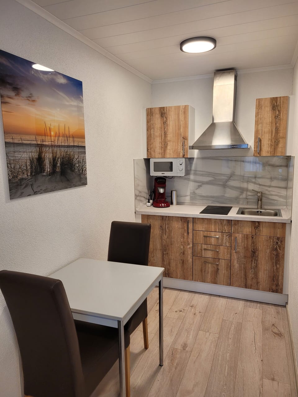 Standard Studio (EG 09) | Private kitchen | Full-size fridge, oven, stovetop, coffee/tea maker