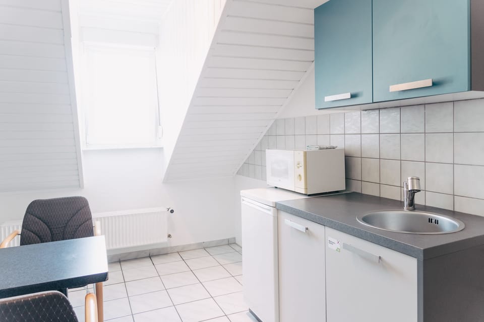 Comfort Apartment (DG) | Private kitchen | Full-size fridge, oven, stovetop, coffee/tea maker