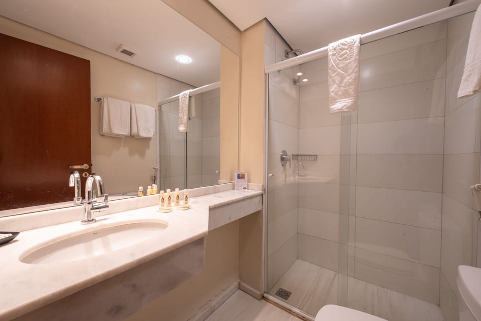 Quarto Superior Com Ar, Cama Queen | Bathroom | Shower, free toiletries, towels