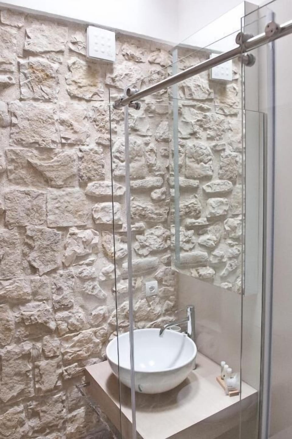 Shower, free toiletries, hair dryer, bidet