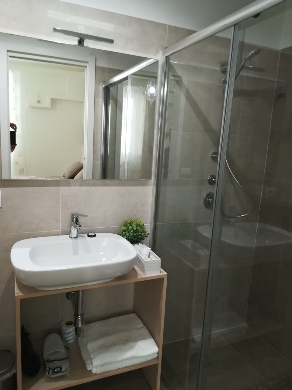 Comfort Studio | Bathroom | Shower, hair dryer, slippers, bidet