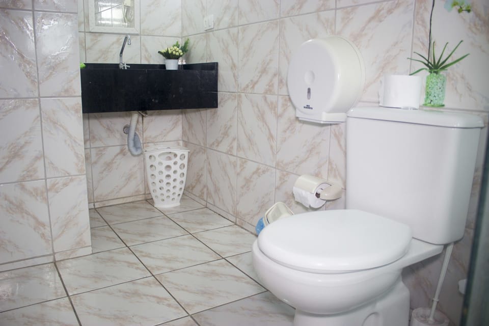 Combined shower/tub, towels