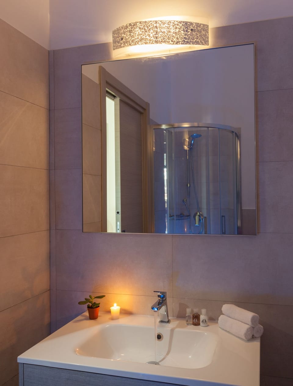 Economy Double Room, 1 Queen Bed, Private Bathroom | Bathroom | Shower, rainfall showerhead, free toiletries, hair dryer