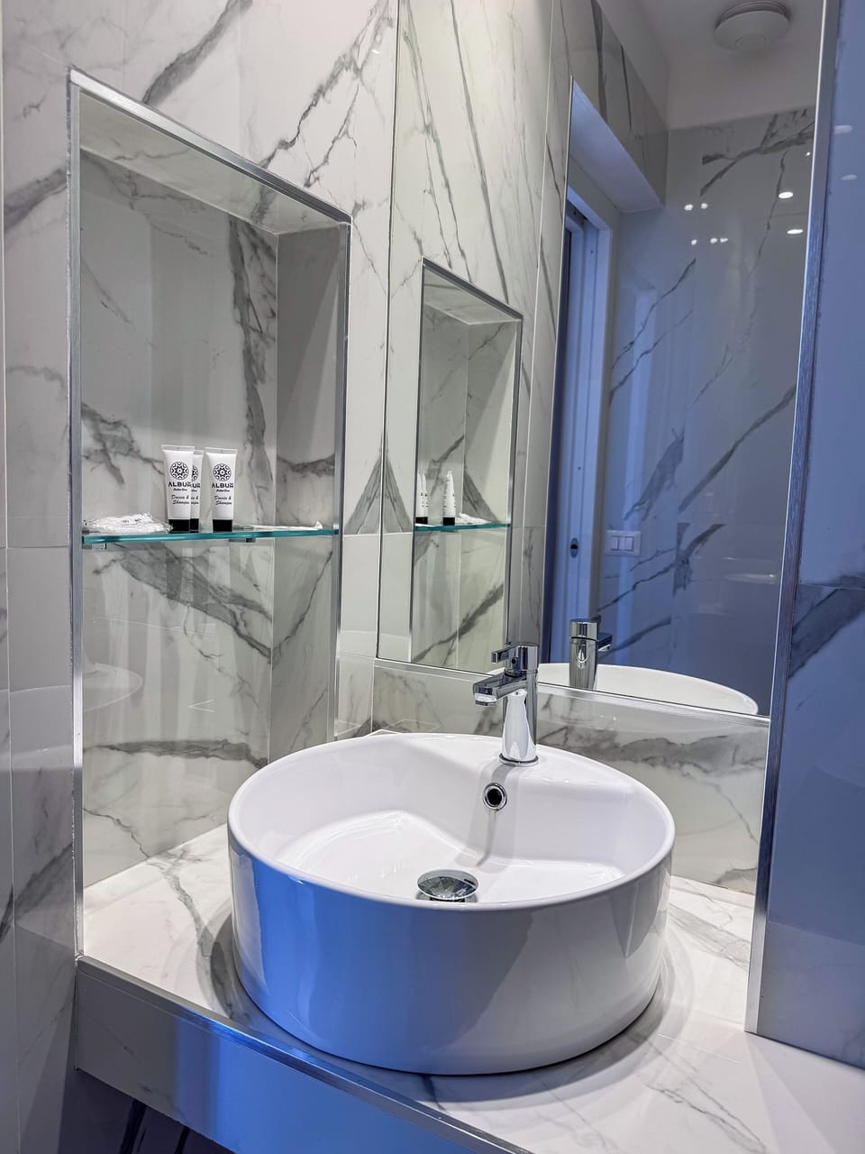 JUNIOR SUITE DESIGN CON BALCONE | Bathroom | Hair dryer, bidet, towels, toilet paper