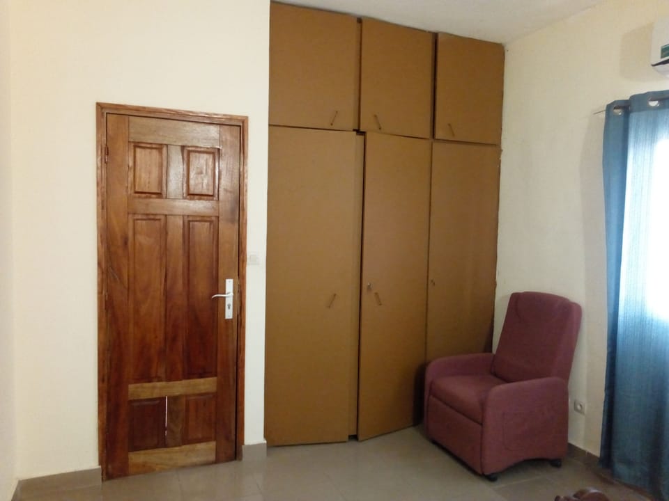 City Apartment, 2 Bedrooms | 2 bedrooms, desk, WiFi (free), bed sheets