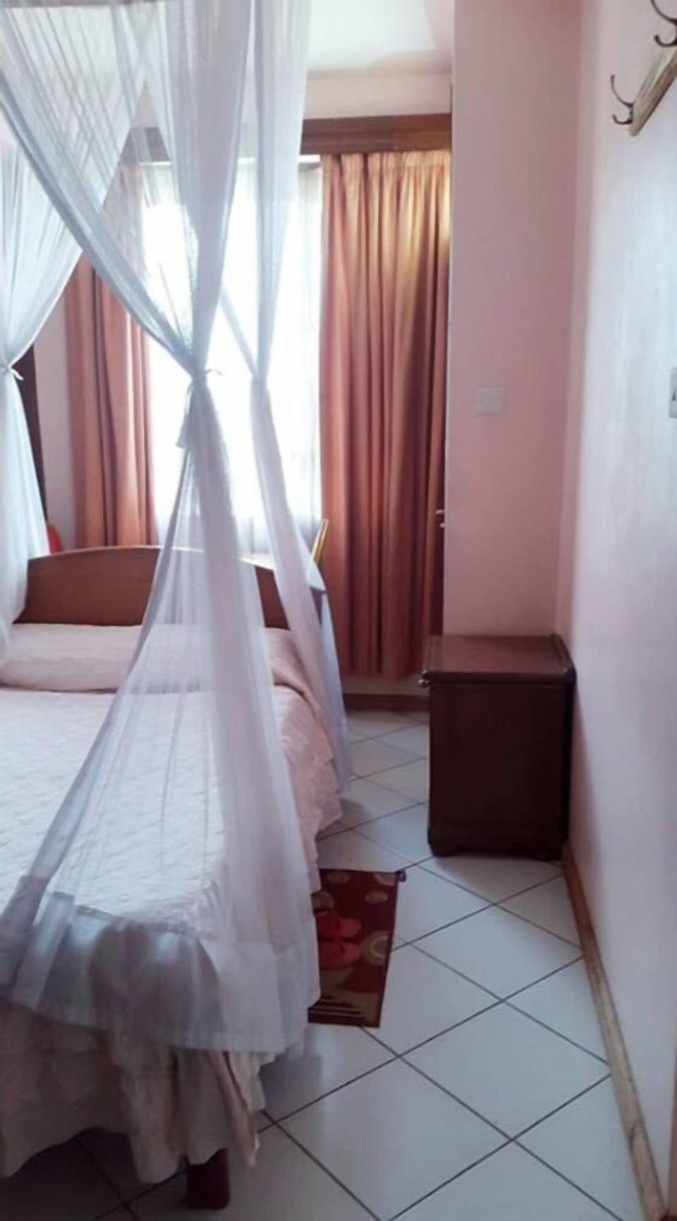 Premium bedding, desk, soundproofing, WiFi (free)