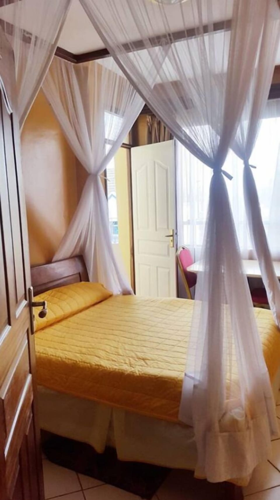 Premium bedding, desk, soundproofing, WiFi (free)