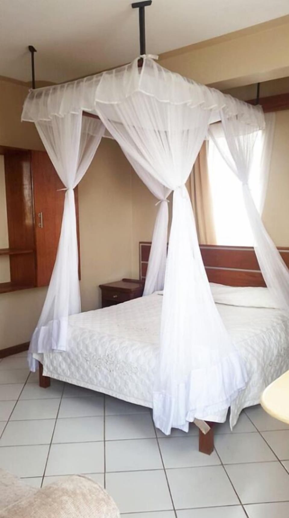 Premium bedding, desk, soundproofing, WiFi (free)