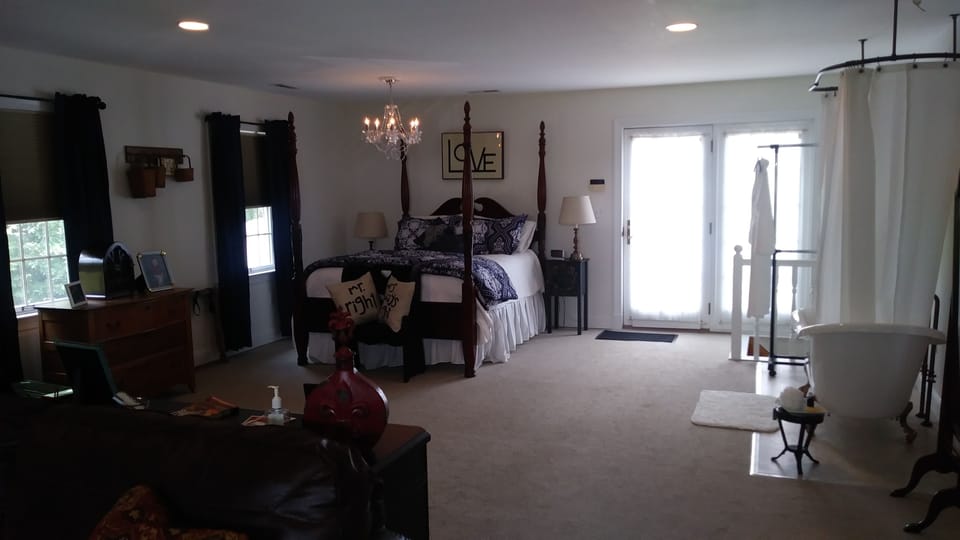 Double Room | Desk, blackout drapes, iron/ironing board (on request), WiFi (free)