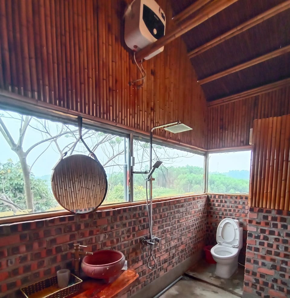 Design Bungalow | Bathroom | Shower, free toiletries, hair dryer, slippers