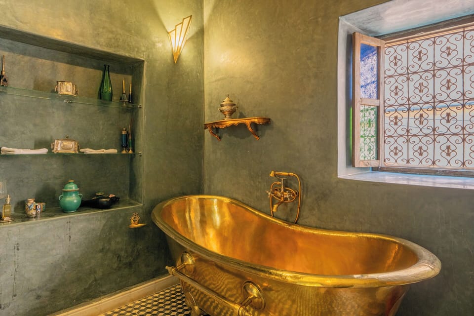 Deluxe Room, Non Smoking, Courtyard View (Mina) | Bathroom | Free toiletries, hair dryer, towels