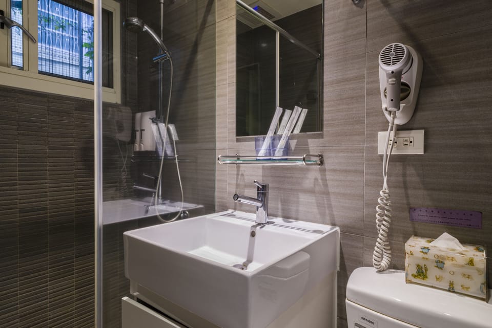 Double Room | Bathroom | Shower, rainfall showerhead, hair dryer, slippers