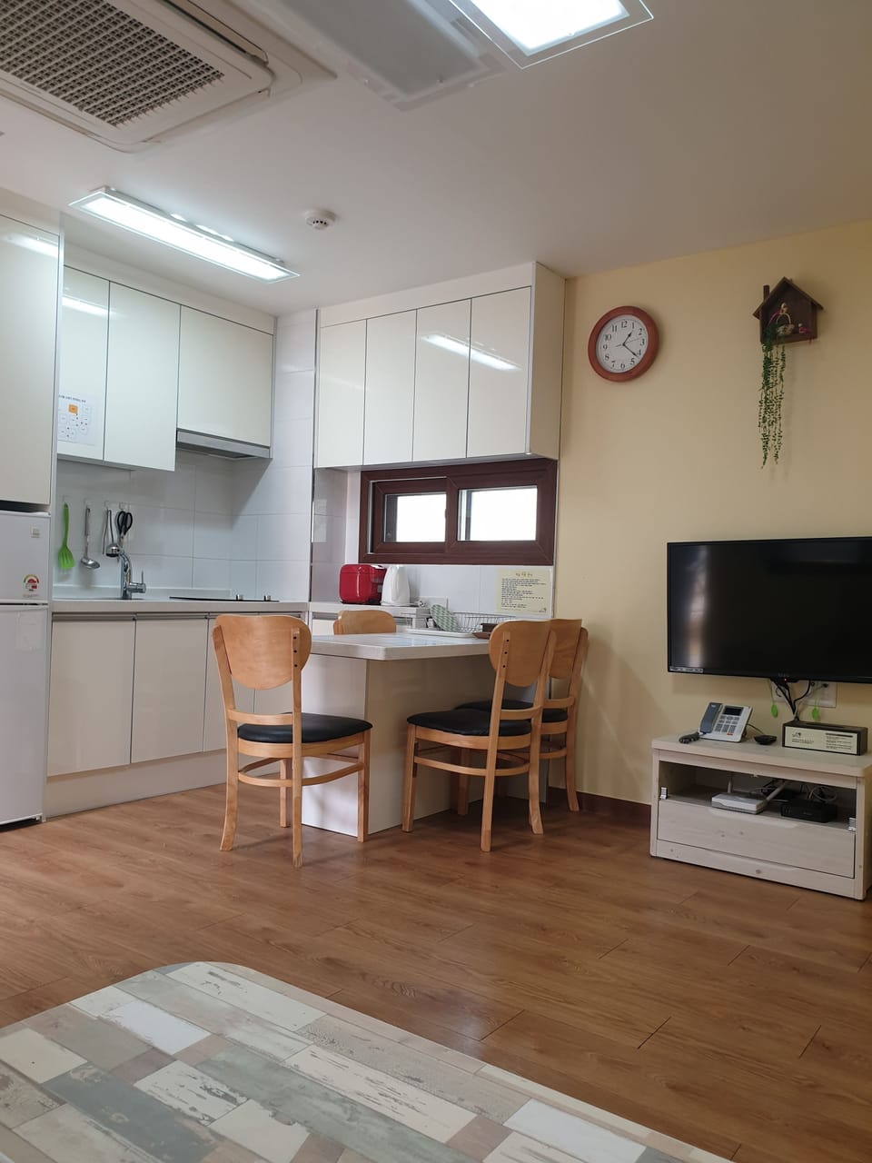 Deluxe Room (KRW10,000 surcharge for extra bedding) | Private kitchen | Fridge, microwave, stovetop, electric kettle