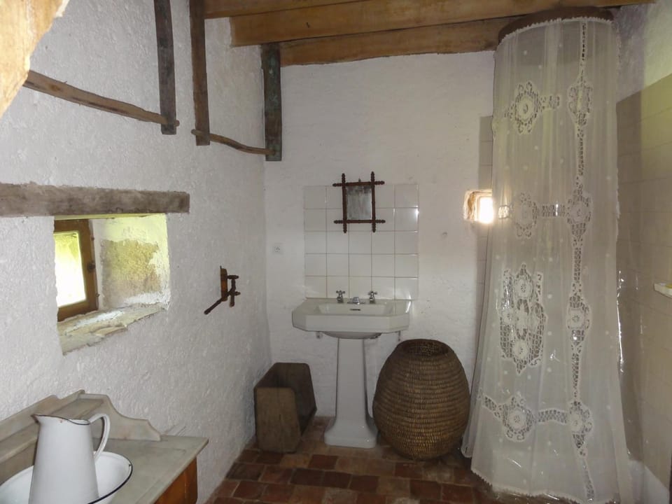 Shower, rainfall showerhead, free toiletries, towels