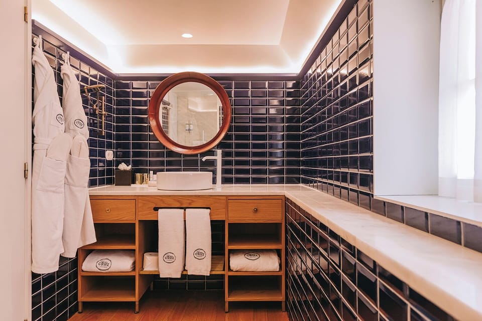 Deluxe Double Room, City View | Bathroom | Shower, rainfall showerhead, designer toiletries, hair dryer