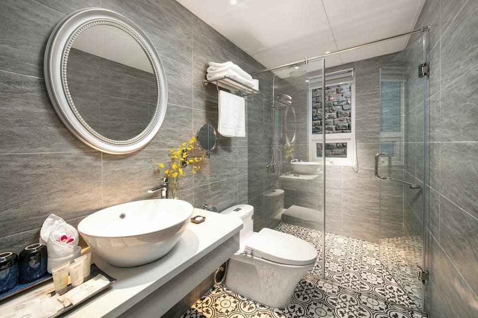 Connecting Room | Bathroom | Jetted tub, rainfall showerhead, free toiletries, hair dryer