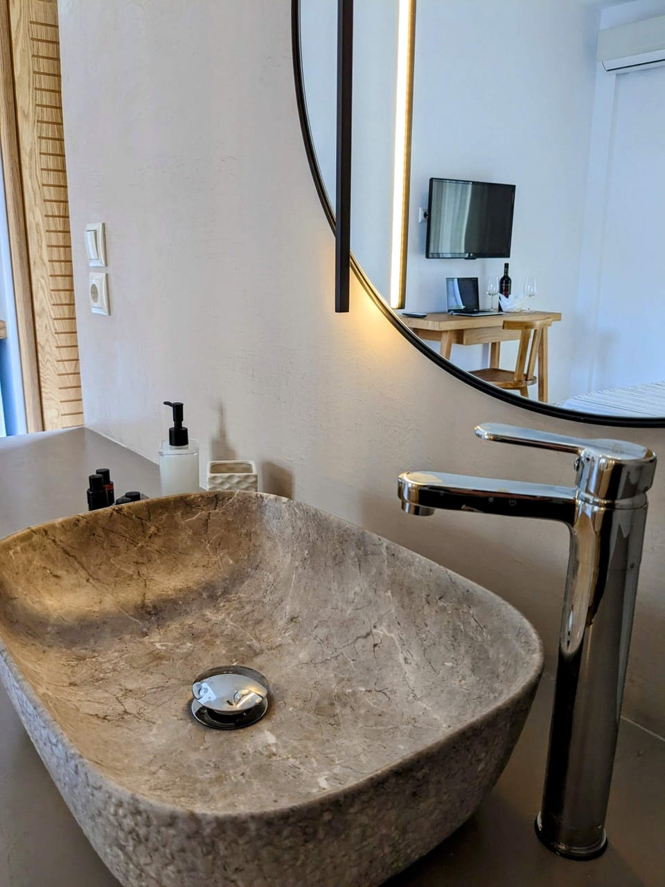 Classic Double Room, Balcony | Bathroom | Shower, rainfall showerhead, free toiletries, hair dryer