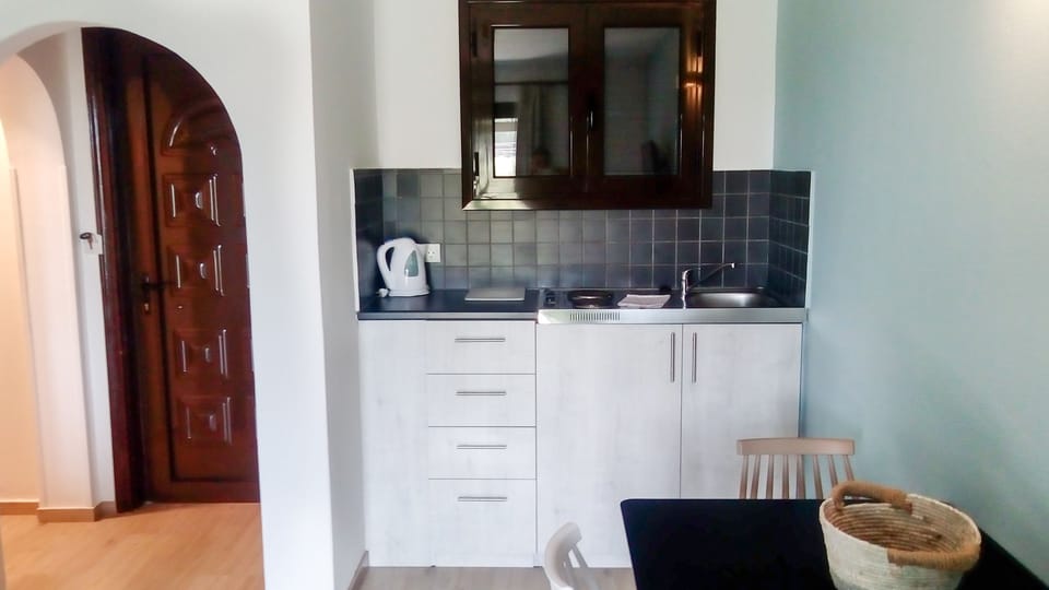 Classic Apartment, 1 Queen Bed | Private kitchenette | Fridge, coffee/tea maker, electric kettle, toaster