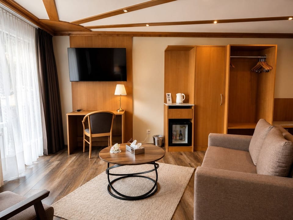 Suite, Jetted Tub, Mountain View | Minibar, in-room safe, desk, cribs (surcharge)
