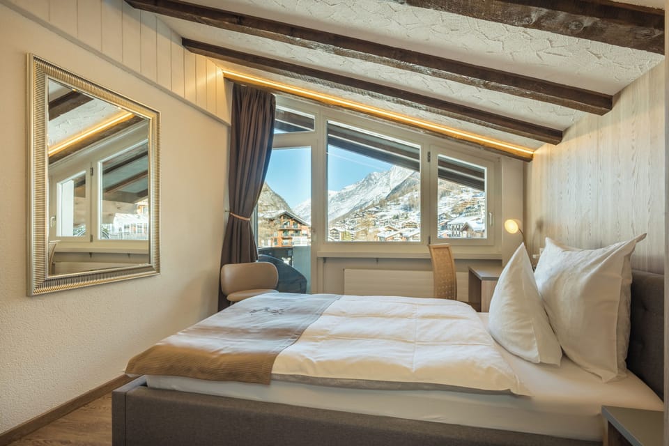 Single Room, Balcony | Minibar, in-room safe, desk, cribs/infant beds
