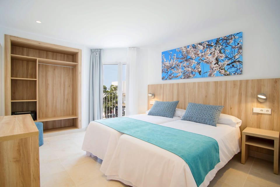 Premium bedding, down comforters, minibar, in-room safe