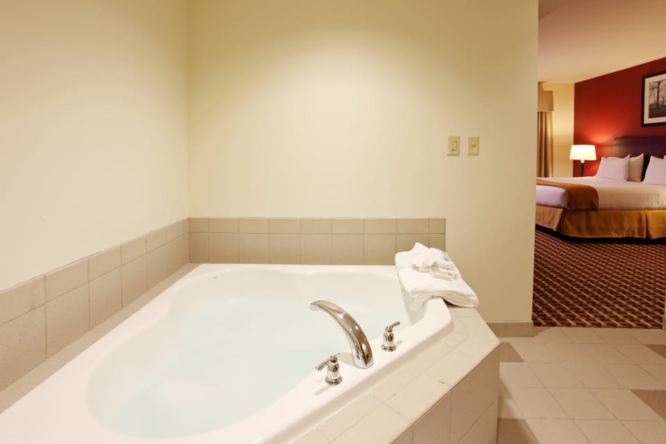 Standard Room, 1 King Bed with Sofa bed | Jetted tub