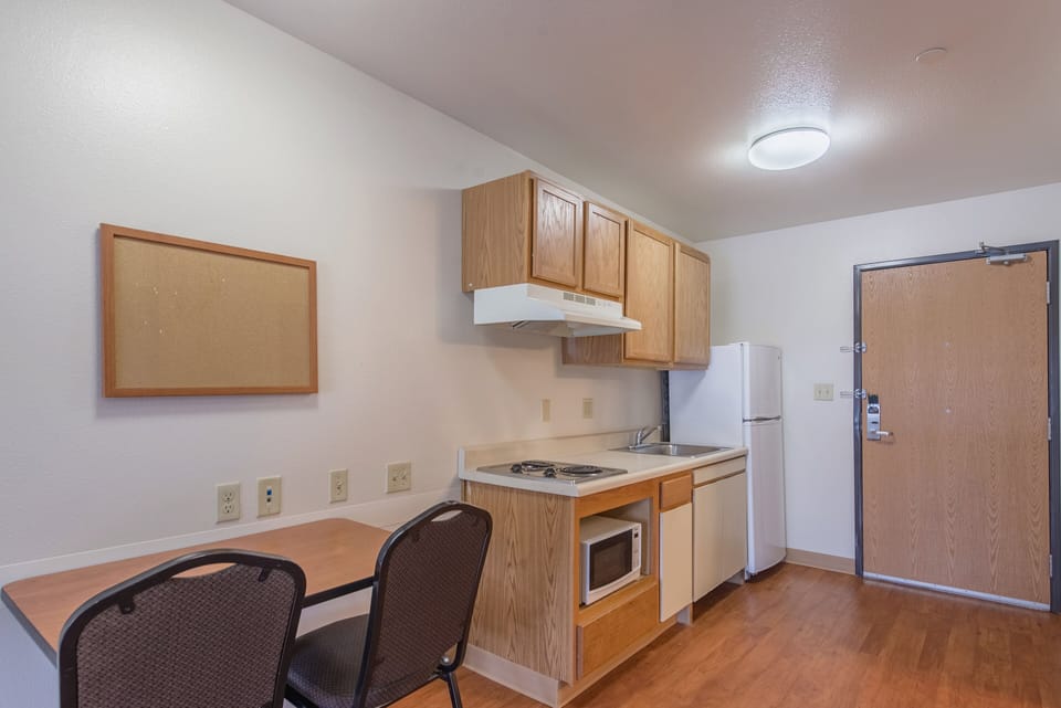 Full-size fridge, microwave, stovetop