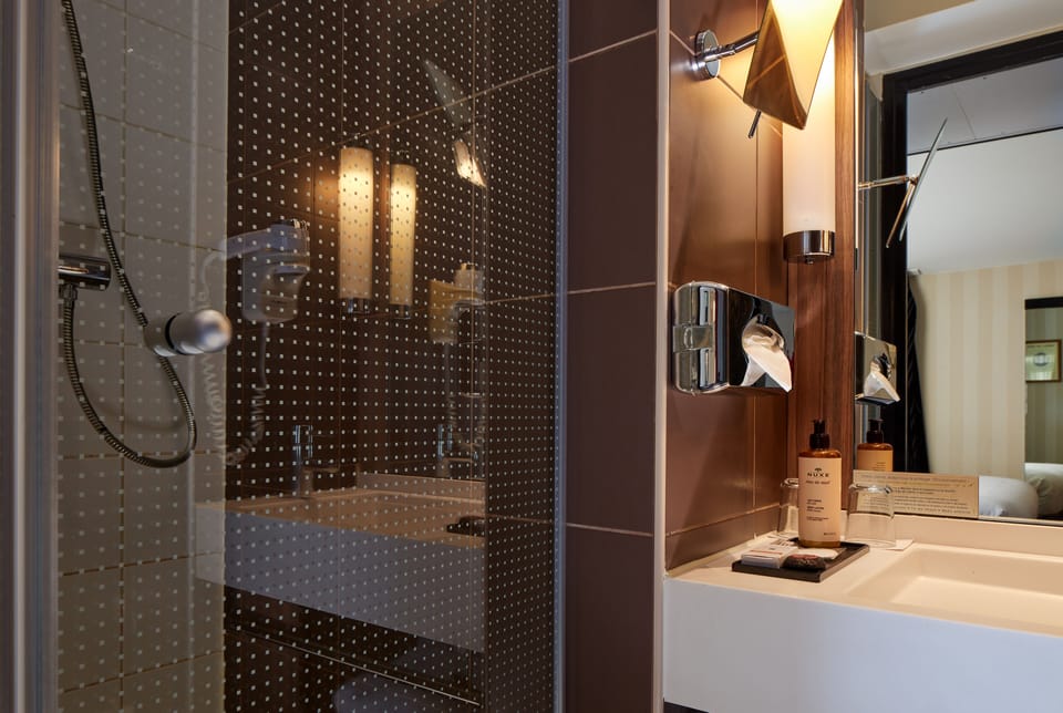 Classic Room, 1 Queen Bed | Bathroom | Shower, free toiletries, hair dryer, towels