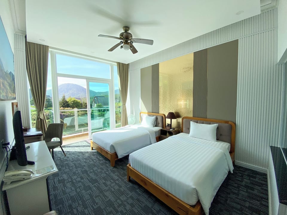 Premier Twin Room | Minibar, in-room safe, desk, blackout drapes