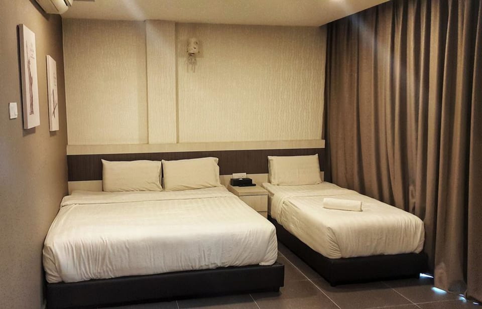 Family Suite | Desk, iron/ironing board (on request), WiFi (free), bed sheets