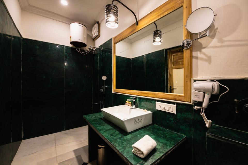 Deluxe Double Room | Bathroom | Shower, rainfall showerhead, free toiletries, hair dryer