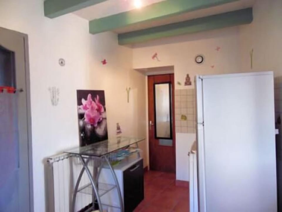Comfort Cottage, Ensuite | Private kitchen | Highchair