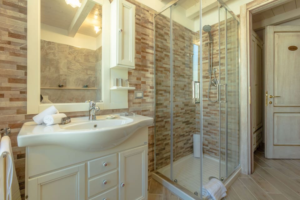 Superior Quadruple Room | Bathroom | Shower, rainfall showerhead, free toiletries, hair dryer