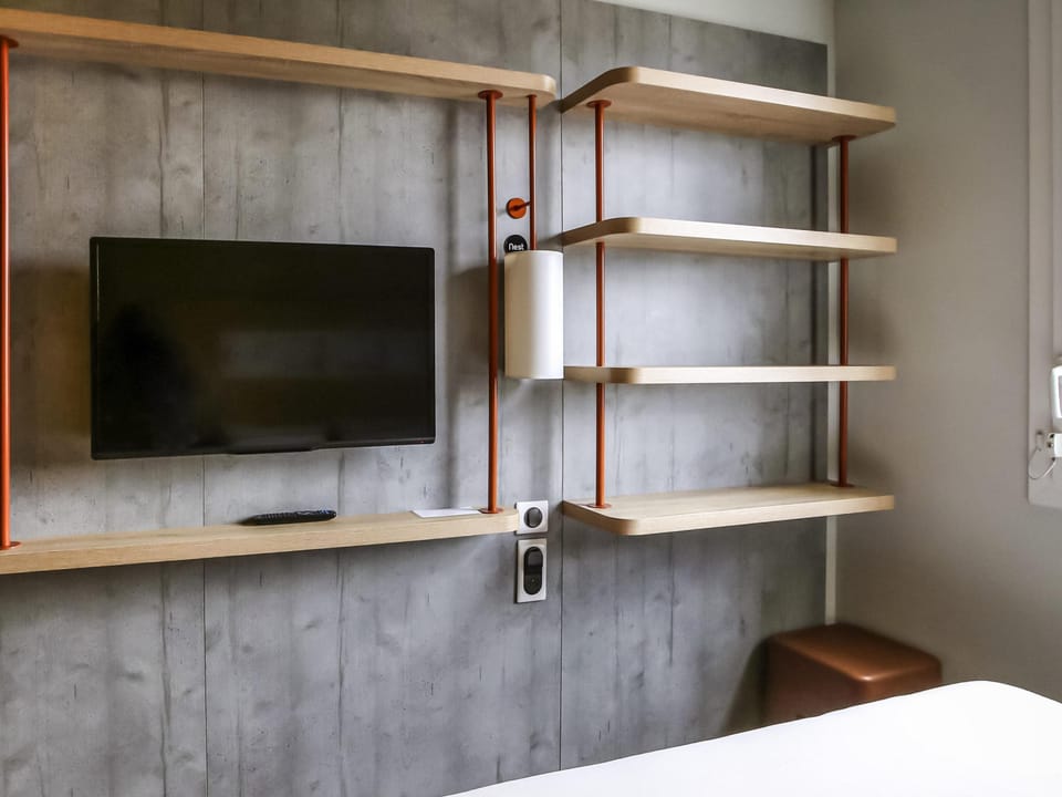 Desk, soundproofing, free cribs/infant beds, free WiFi