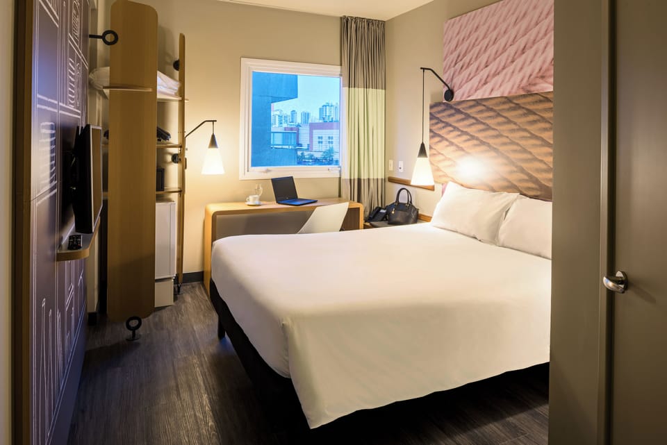 Standard Room, 1 Double Bed | Minibar, in-room safe, desk, laptop workspace