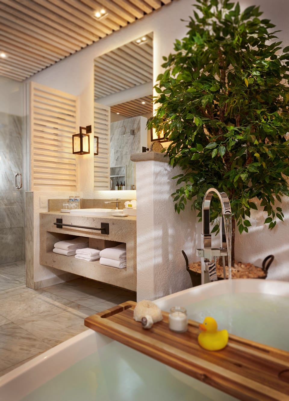 Design Studio Suite, 1 King Bed, Non Smoking, Bathtub | Bathroom | Free toiletries, hair dryer, bathrobes, slippers