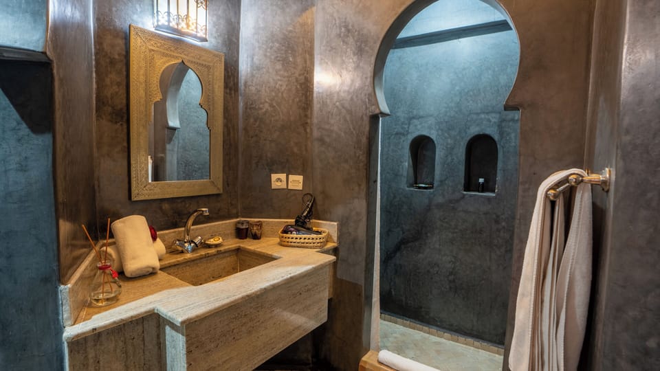 Chambre de Luxe  (Bouton d´Or) | Bathroom | Shower, free toiletries, hair dryer, bathrobes