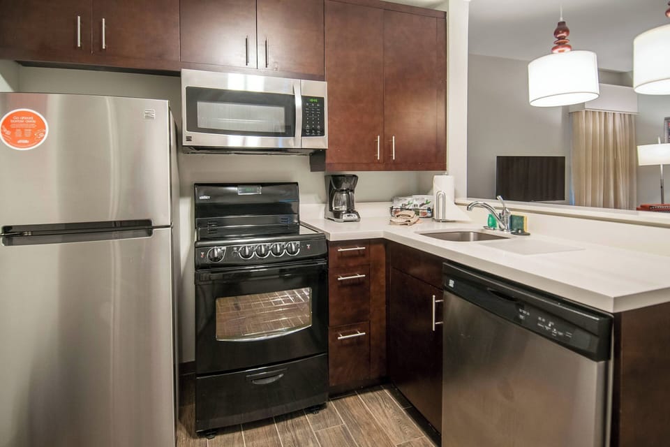 Suite, 2 Bedrooms | Premium bedding, desk, iron/ironing board, free cribs/infant beds