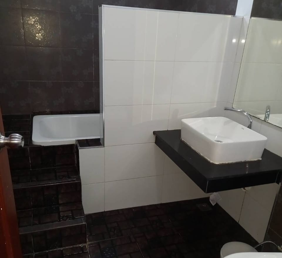 Superior Double Room with Balcony | Bathroom | Shower, free toiletries, towels