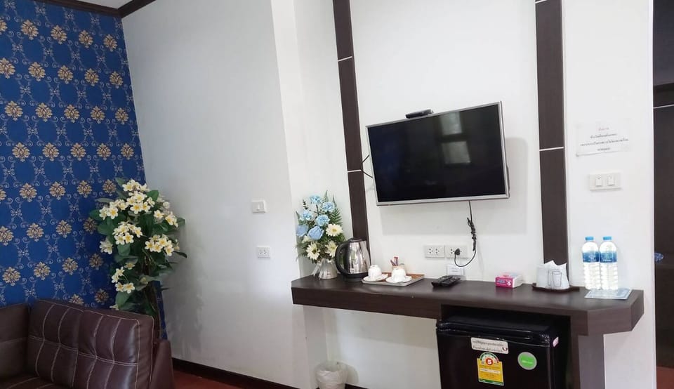 Superior Double Room with Balcony | Living area | Flat-screen TV