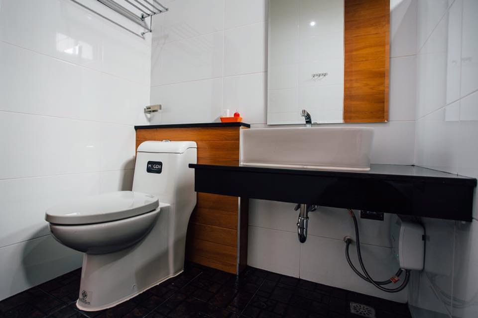 Shower, free toiletries, towels