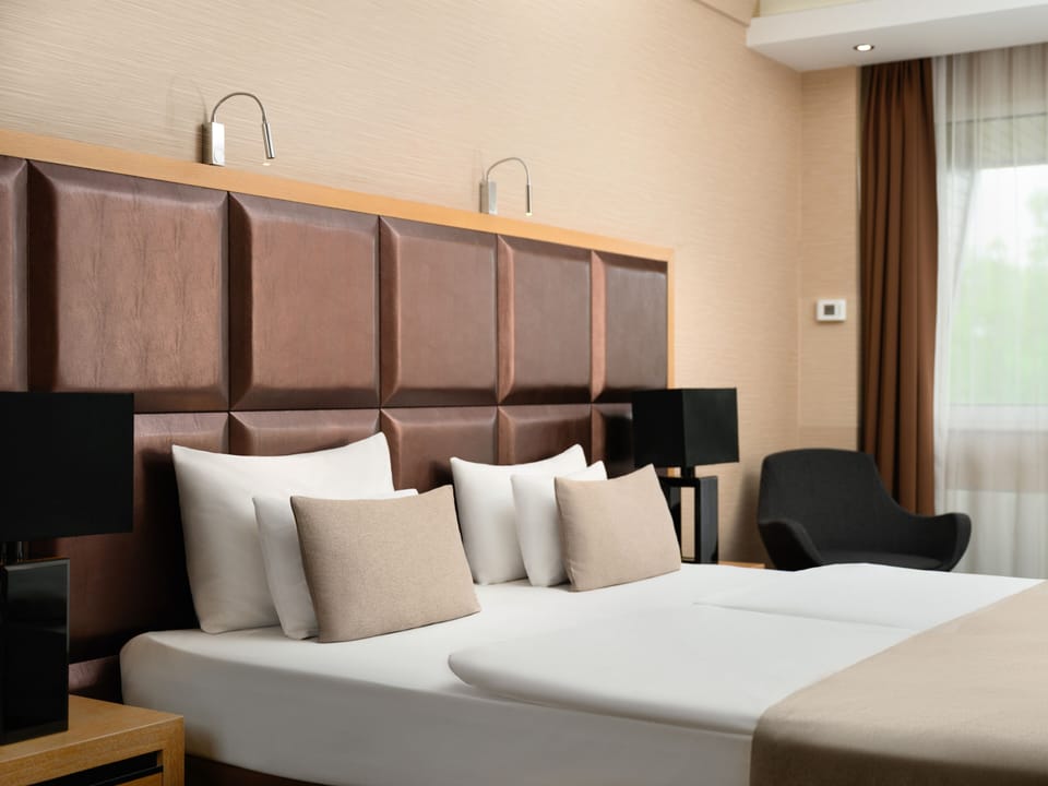 Double Room | Hypo-allergenic bedding available, minibar, in-room safe, desk