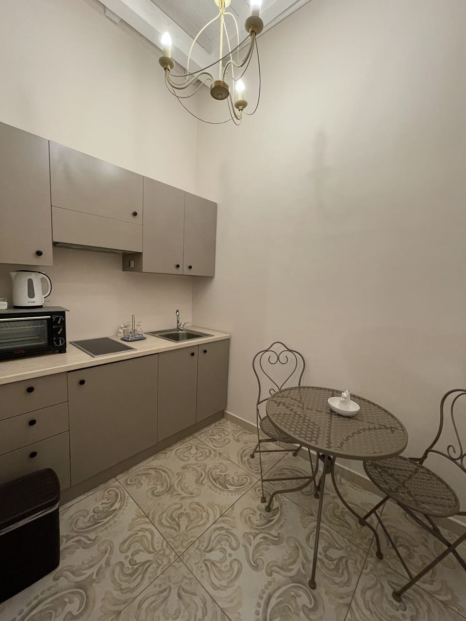 Elite Suite, 1 King Bed, Balcony | Private kitchen | Fridge, stovetop, electric kettle, cookware/dishes/utensils
