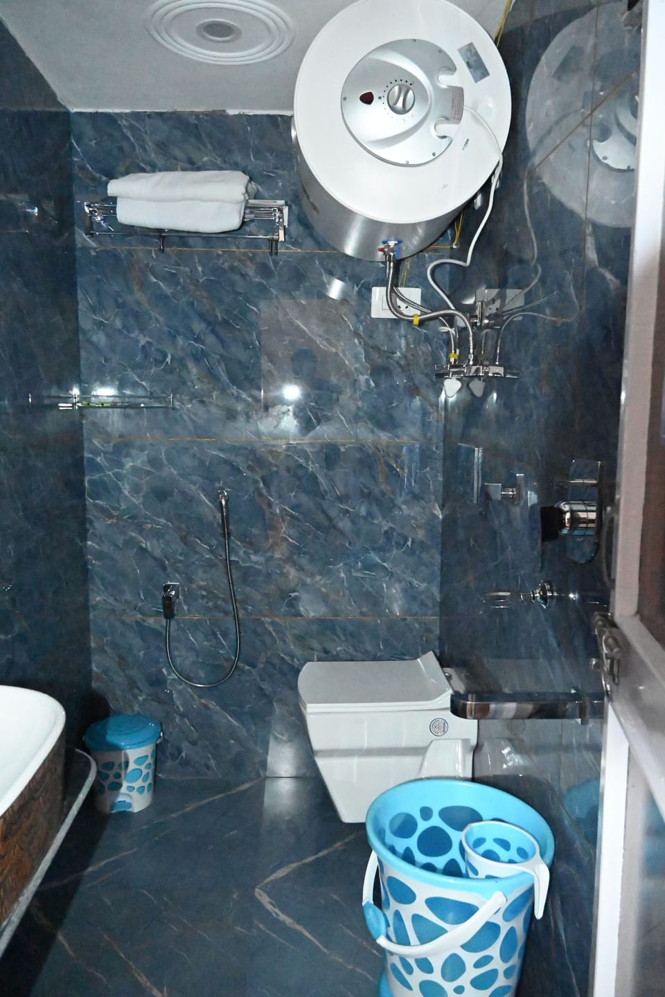 Superior Cottage, Multiple Beds, Non Smoking | Bathroom | Shower, free toiletries, hair dryer, slippers