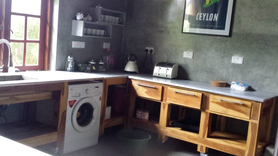 4-Bedroom Villa  | Private kitchen | Full-size fridge, oven, stovetop, coffee/tea maker