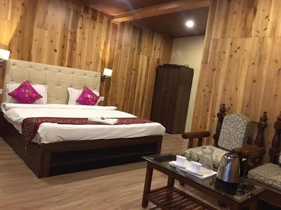 Executive Twin Room, 1 Queen Bed, Non Smoking | Rollaway beds (surcharge)